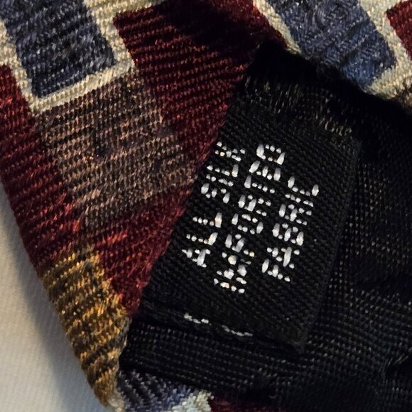 Kenneth Cole Tie Great Condition - Picture 5 of 6